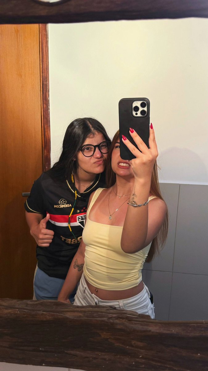 madu_narciso's tweet image. e a foto na praia de 2025 veio! te amo irmãzinha