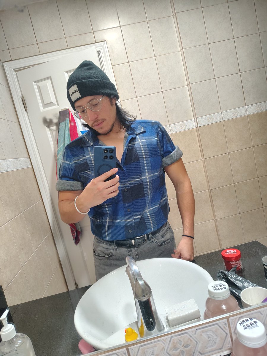 Sylver_10112's tweet photo. Was feeling good about myself until I realized I look like a straight hipster dad.... And my partner agrees... Still look good tho lol #selfie #flannel #baraintraining https://t.co/rLUeRhaCoi