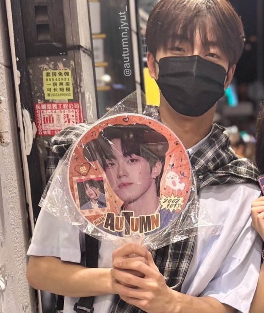 fjeodoe's tweet image. 난 이 사진의 일화를 참 좋아한다:)
팬분이 만들어주신 우치와를 사러간 안차우윗
근데 팬분이 안차우윗을 못 알아봐서 알아볼때까지 ..왜 못 알아보지…? 하고 멀뚱하게 서잇엇다는 그런 일화