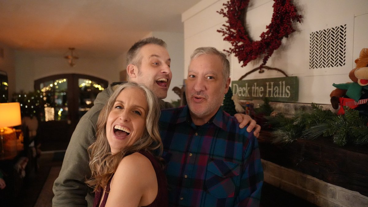 The_AlexHidalgo's tweet image. Now THAT’s how you do a photo bomb! #holidayfun #familyphoto #candid #christmas #familychristmas @baggins_bow