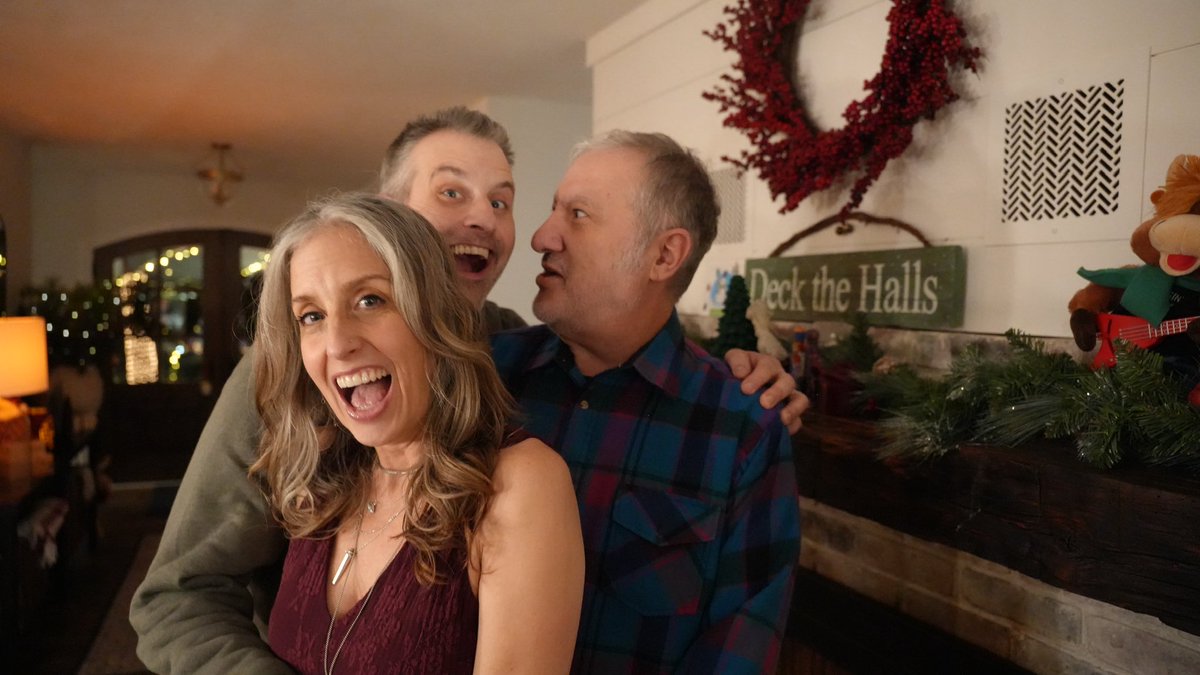 The_AlexHidalgo's tweet image. Now THAT’s how you do a photo bomb! #holidayfun #familyphoto #candid #christmas #familychristmas @baggins_bow
