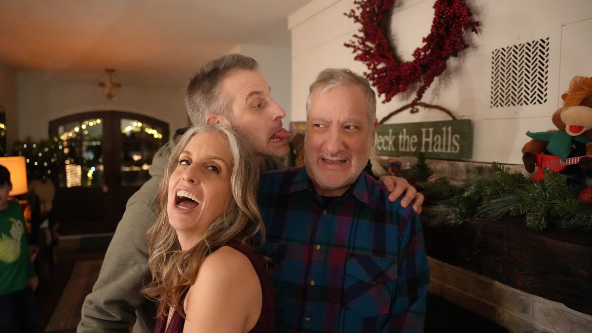 The_AlexHidalgo's tweet image. Now THAT’s how you do a photo bomb! #holidayfun #familyphoto #candid #christmas #familychristmas @baggins_bow