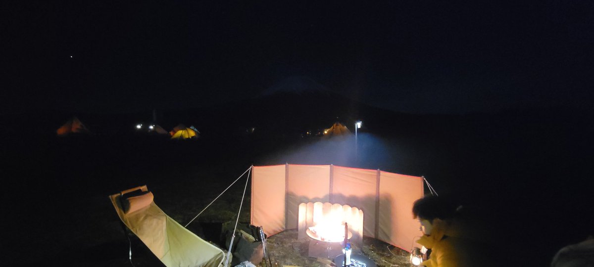 saito_camp's tweet photo. 今年も去年と同じ場所でキャンプ
相変わらずのでっけぇ富士山すげぇ https://t.co/5FV02sZCAF