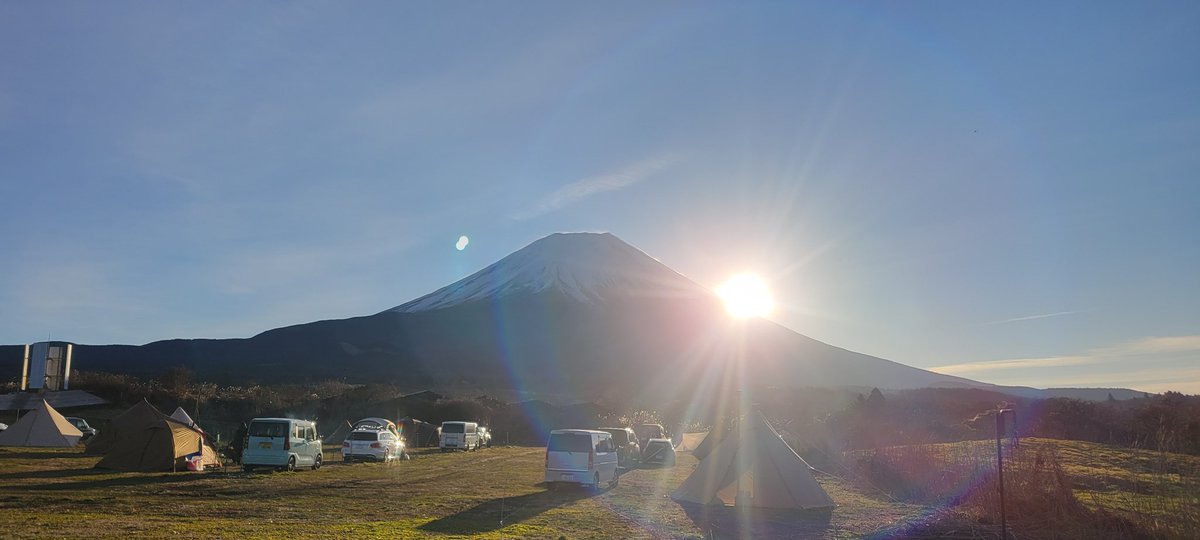 saito_camp's tweet photo. 今年も去年と同じ場所でキャンプ
相変わらずのでっけぇ富士山すげぇ https://t.co/5FV02sZCAF