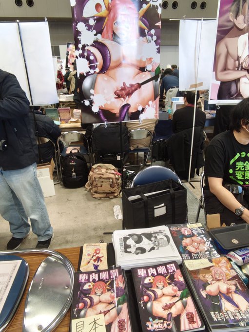 設営✨
外との問題でポスターめっちゃ反射するので角度直した 