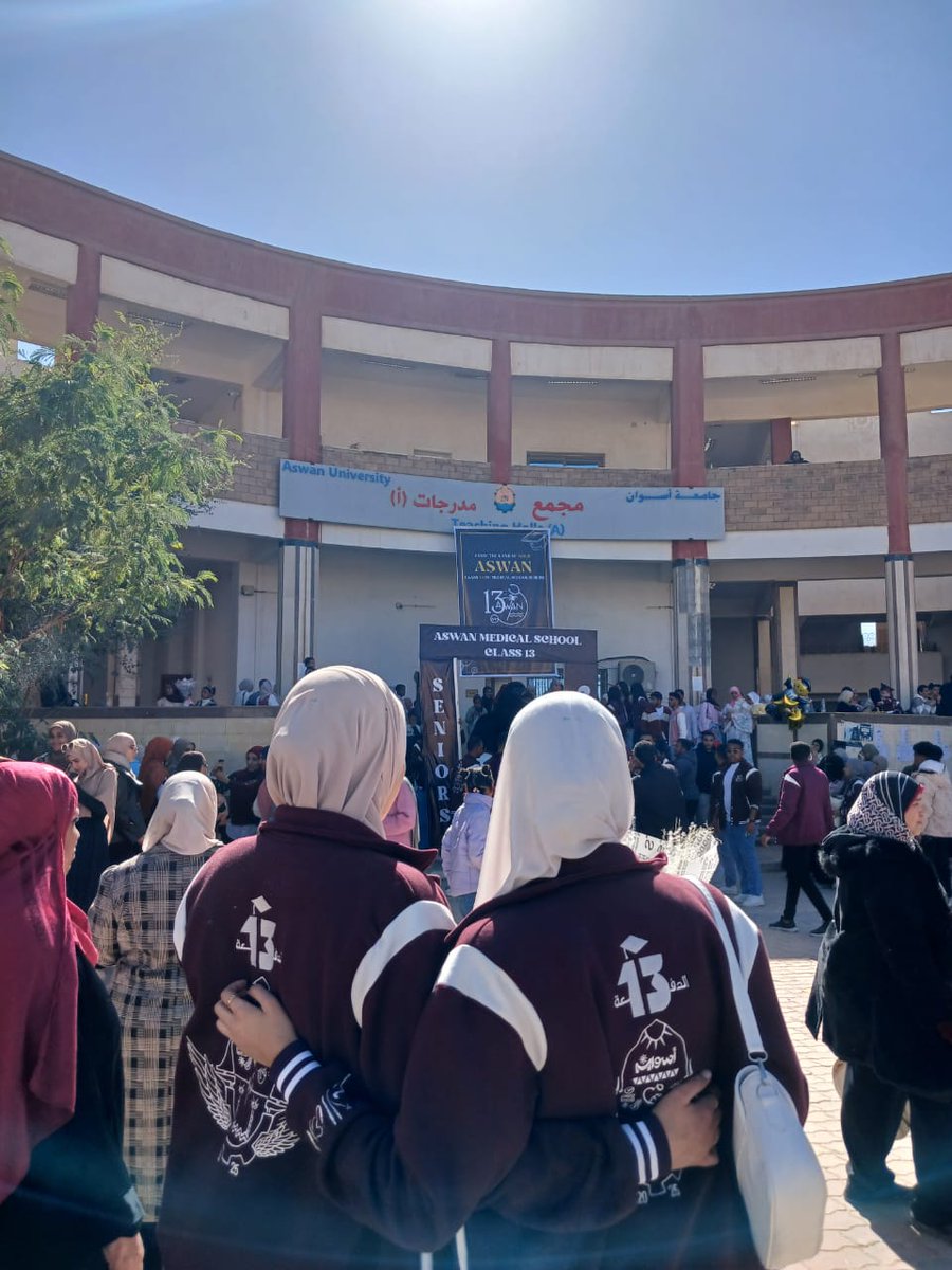 صديقي وخِلّي وبعضي وكُلّي..
شريك النجاح شريك العناء..
إذا ضاق صدري وخارت قوايا .. 
وجفت دموعي إبان البكاء..
وجدتك كنت ملاذي وظلّي.. 
رفيقًا يُواسي ويمحو العناء..