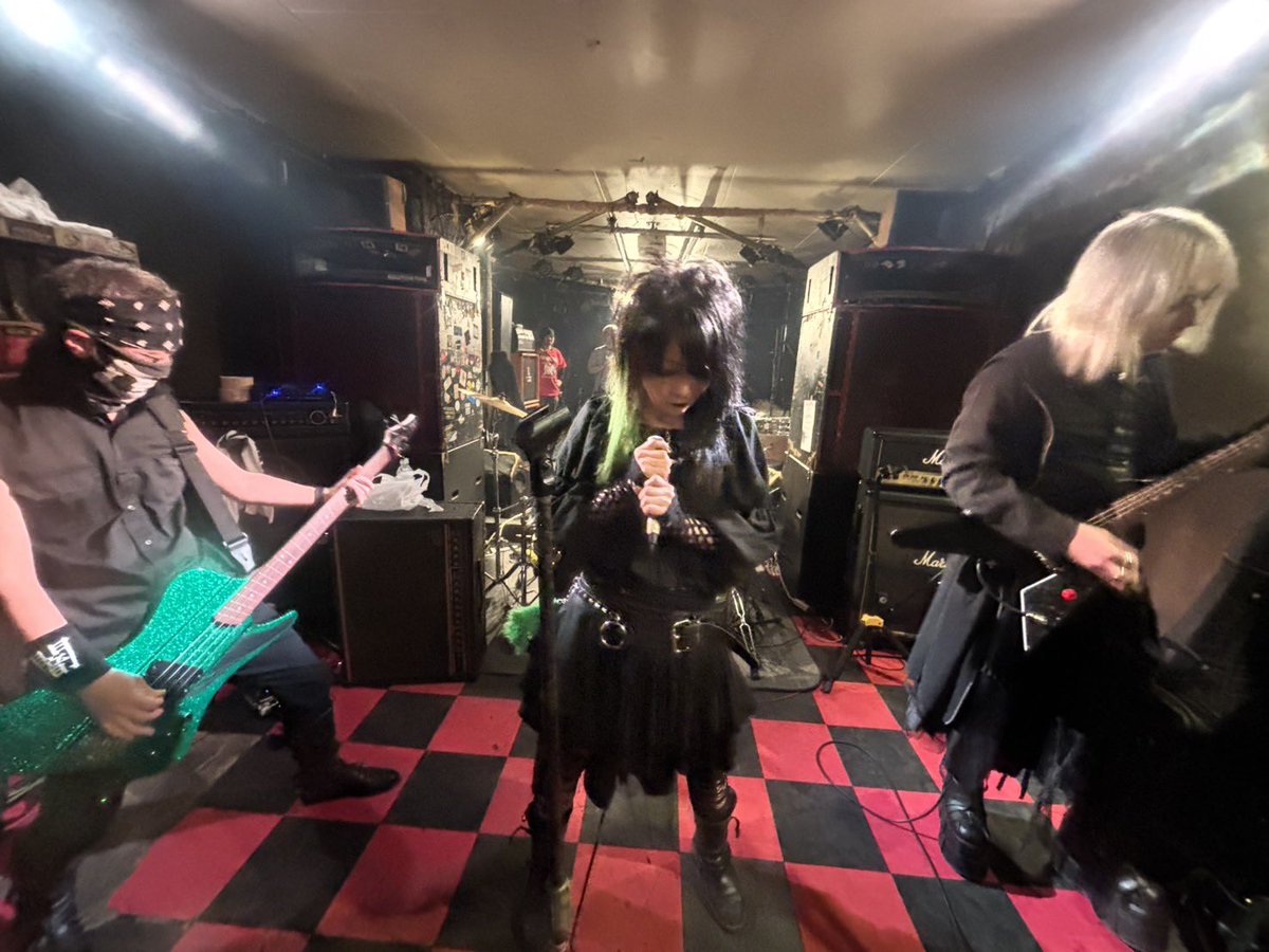 MASdeBASS's tweet image. 遅くなりましたが12/26戦国大統領
「これがオイラのアティチュード！」
ありがとうございました！
そしてこのライブで私は脱退となりました！
バンドの好調さとは逆に仕事面での融通が利かなくなってきたので早めに決断しました！
長い間みなさん本当にありがとうございました！