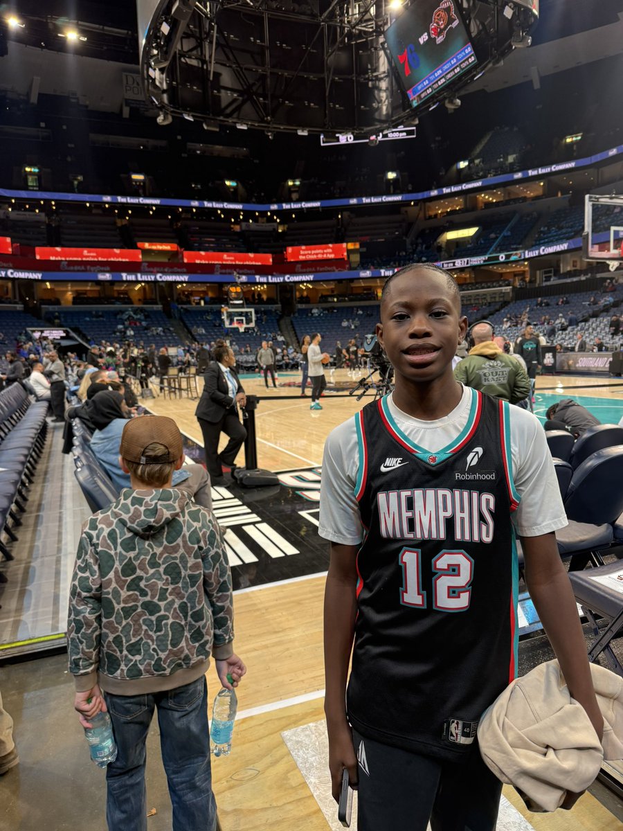 Larry32__'s tweet photo. “Little bro” (taller than me at 12 years old pushing 6’😂🤦‍♂️) birthday tradition sitting courtside

Got to see Jokic, Fox + Sabonis, this year we finally get to see Ja plus Maxey, Embiid, &amp; PG

#GrindCity https://t.co/VYdmGpCJVo