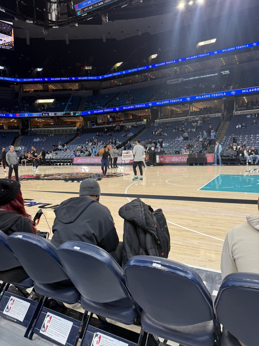 Larry32__'s tweet photo. “Little bro” (taller than me at 12 years old pushing 6’😂🤦‍♂️) birthday tradition sitting courtside

Got to see Jokic, Fox + Sabonis, this year we finally get to see Ja plus Maxey, Embiid, &amp; PG

#GrindCity https://t.co/VYdmGpCJVo