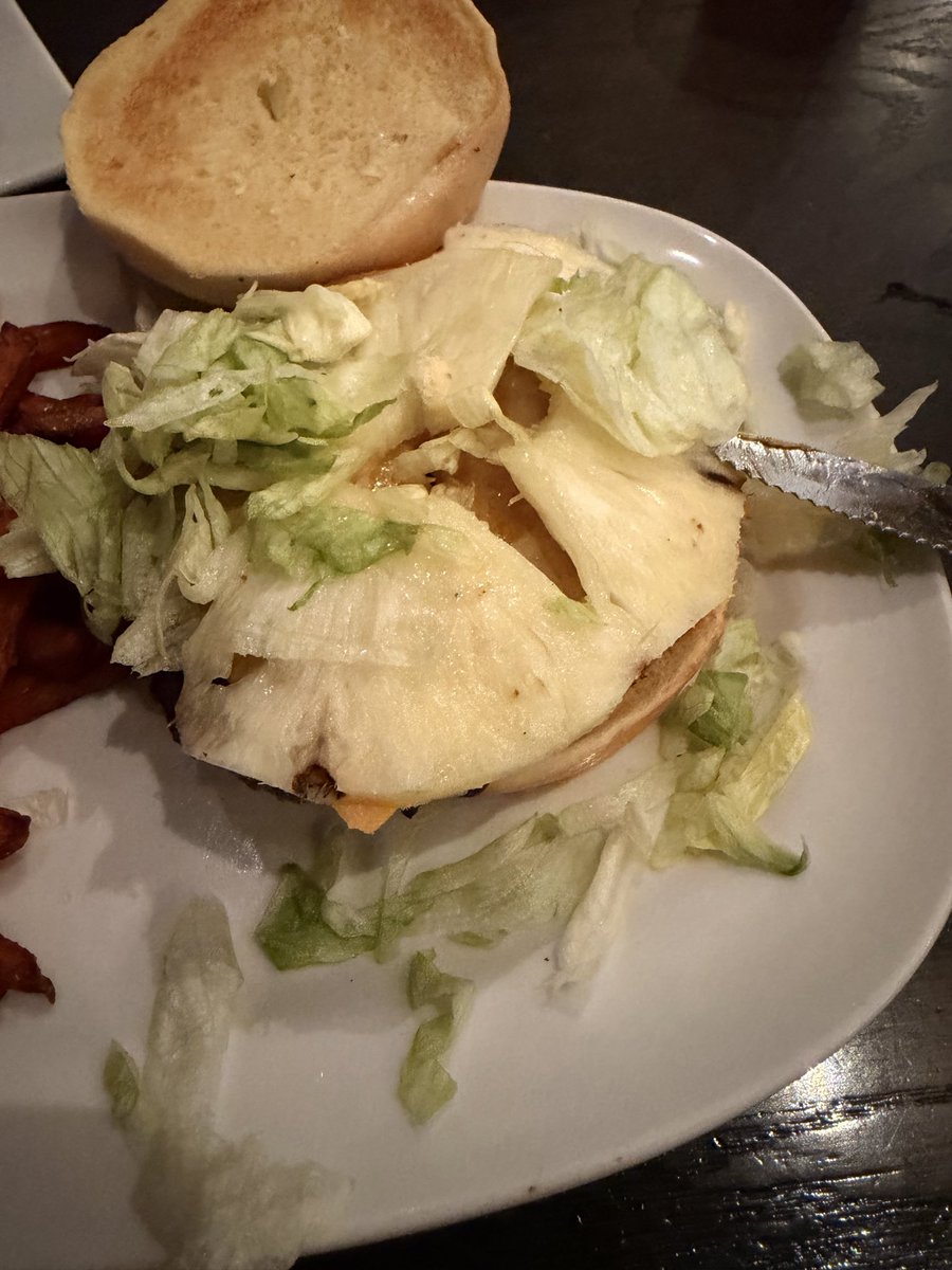 coppercarla's tweet photo. @redrobinburgers does that pineapple on my Banzai burger look grilled??

That would be no. Ice cold, on a lukewarm burger where the cheese wasn’t even melting. 

I choked part of it down because I didn’t want to wait another 40 minutes for a replacement. 

Worst RR visit EVER. https://t.co/fVtcSce4qL