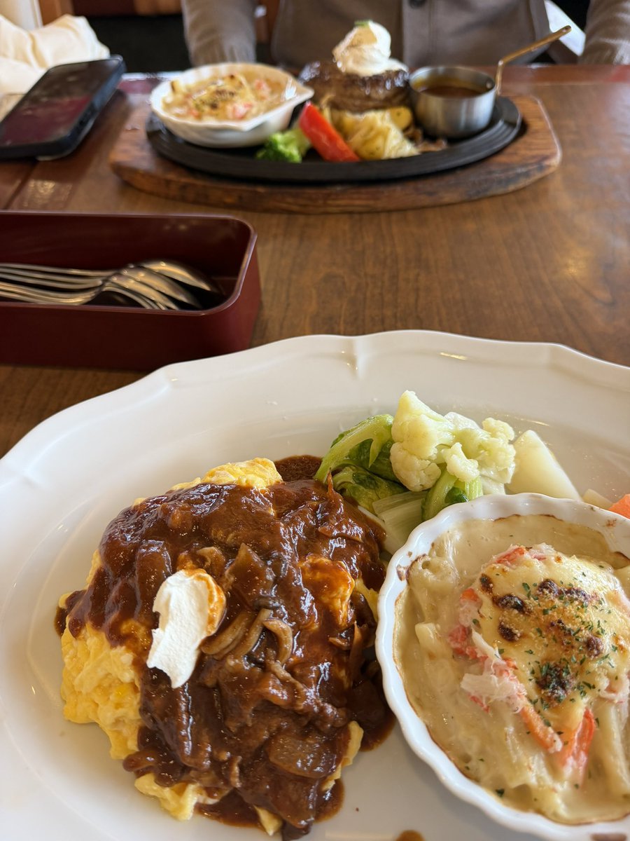 mekensyo's tweet photo. 年末はロイホに行って食べたいものを食べるって決めてる。１年間それなりに頑張った自分と家族（結婚してる次女も便乗）を甘やかすって決めてる。ヨーグルトジャーマニー大好き https://t.co/fZqTsFEq8o