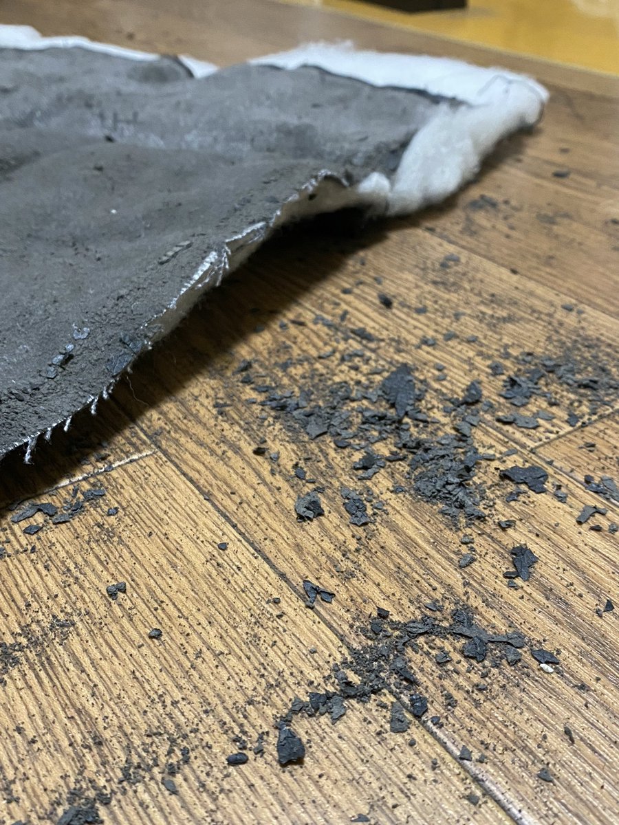 椅子生地って…というぼやきですが
布や本革がホントはオススメだけど
合皮はお手入れ簡単で見た目も◎
だけどあんまりよろしくない合皮だと
ゆくゆくは粉になります
