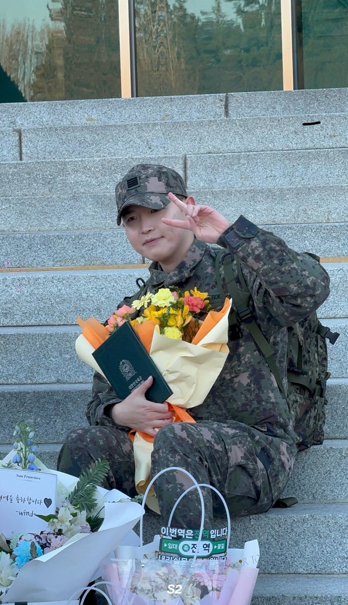 김재환 전역 축하해 ˃ᴗ˂
행복해보여서 너무 좋다 !! ♡♥
