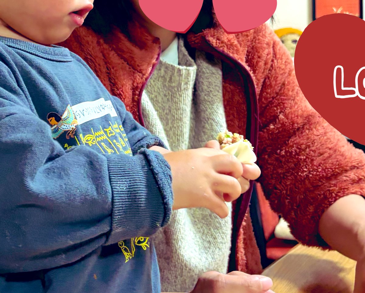 PippiWorking's tweet image. 義両親のお家で、子供達と一緒に餃子作り。
いつもお料理はご馳走になってるので子供達と一緒におもてなし。
息子の高速餃子製造マシーンが大活躍してました。
孫の作ったお料理は美味しいみたいです😋