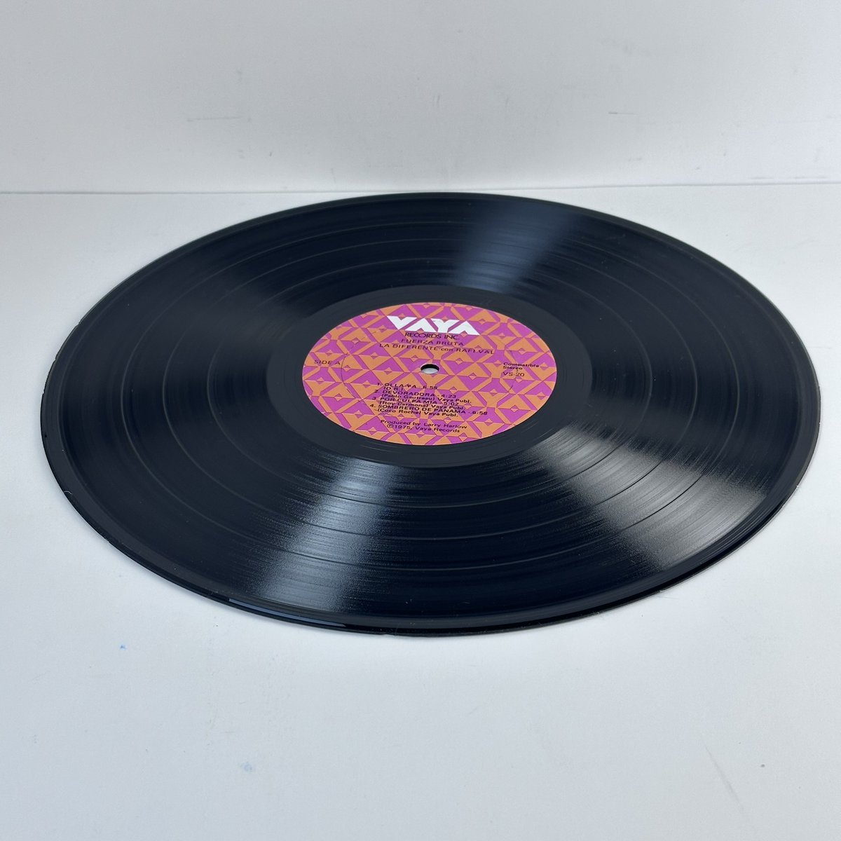 ¿No tenía idea que este disco fuera tan buscado por coleccionistas, lo acabo de vender por más de 4X que uno de los Beatles o el Pink Floyd… alguien sabe quién es? Solo sé quién fue  Larry harlow , pero no este cantante