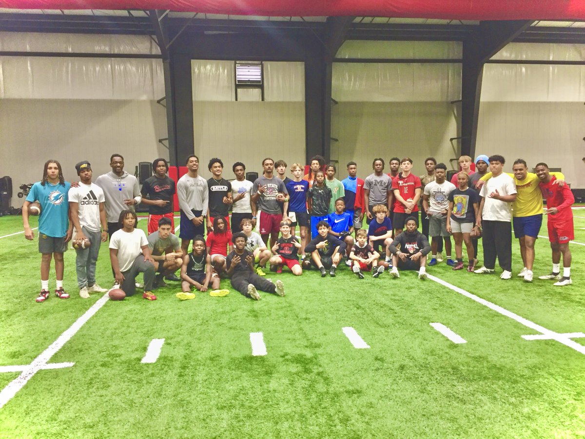 HallTechSports1's tweet image. 👀”Pics &amp;amp; Stories: Knowledge is Power”
@raisingchamps_ 💫

I’m convinced that greatness is waiting for the next athlete hungry enough to consume all that it demands….whether that’s on the field or how you prepare off of it….

I am a witness to watching greatness develop week in…