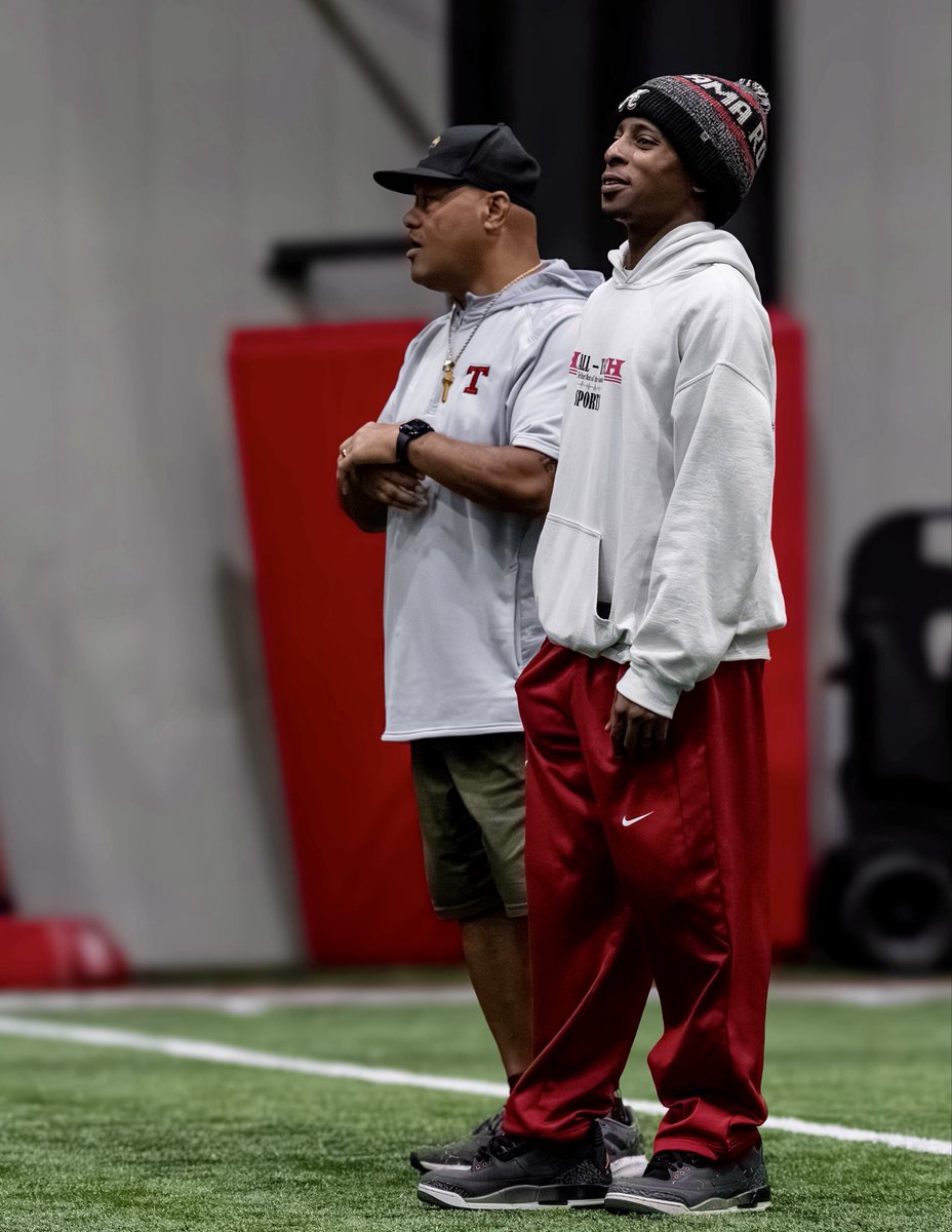 HallTechSports1's tweet image. 👀”Pics &amp;amp; Stories: Knowledge is Power”
@raisingchamps_ 💫

I’m convinced that greatness is waiting for the next athlete hungry enough to consume all that it demands….whether that’s on the field or how you prepare off of it….

I am a witness to watching greatness develop week in…