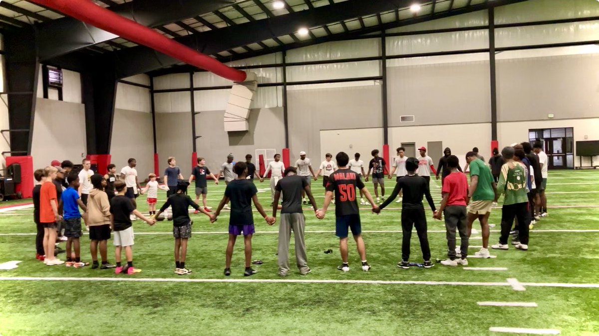 HallTechSports1's tweet image. 👀”Pics &amp;amp; Stories: Knowledge is Power”
@raisingchamps_ 💫

I’m convinced that greatness is waiting for the next athlete hungry enough to consume all that it demands….whether that’s on the field or how you prepare off of it….

I am a witness to watching greatness develop week in…