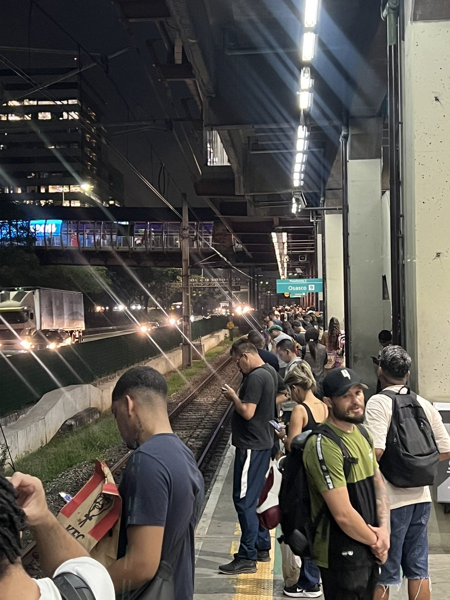 jofaster's tweet image. É sério linha esmeralda? Que você vai fazer isso com a gente quase dez da noite dia 30/12??? Prestes a cair o mundo em chuva