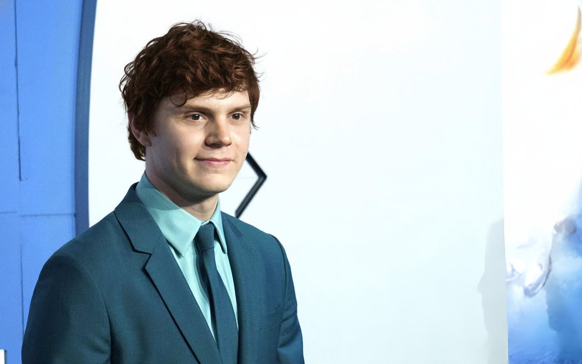 It’s been a long time coming, but patience was a virtue for Quicksilver’s debut! What a special night in New York City at the #X4ForceOTX premiere at the Jacob Javits Center with all us crazy mutants in tow! Thanks <a href="/Kiton_Official/">Kiton</a> for the green suit in the spirit of the holidays.