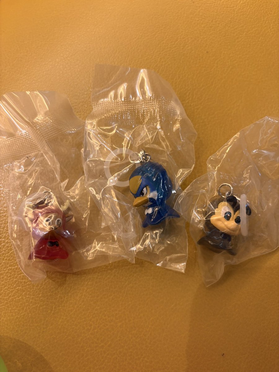 Urawauuu24's tweet photo. わざわざ流山まで行ったんだけど
残り3個しかなくてとりあえず回した
Jリーグ めじるしアクセサリー💎

とても不発。
近くにいたお姉さんがまさかの
レディアを交換してくれて❣️

川崎サポのお姉さん
本当にありがとうございました😊

#Jリーグ #浦和サポ 
#川崎サポ のお姉さんに届け❣️ https://t.co/0kiLyZjpzb