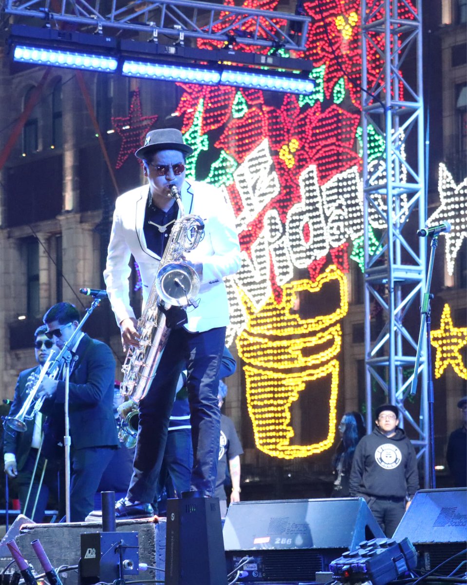 elsolde_mexico's tweet image. El #ska sigue sonando a todo volumen en el Zócalo de la CDMX, ahora es el turno de #OutofControlArmy te prender los ánimos. 

📷 Omar Flores I El Sol de México