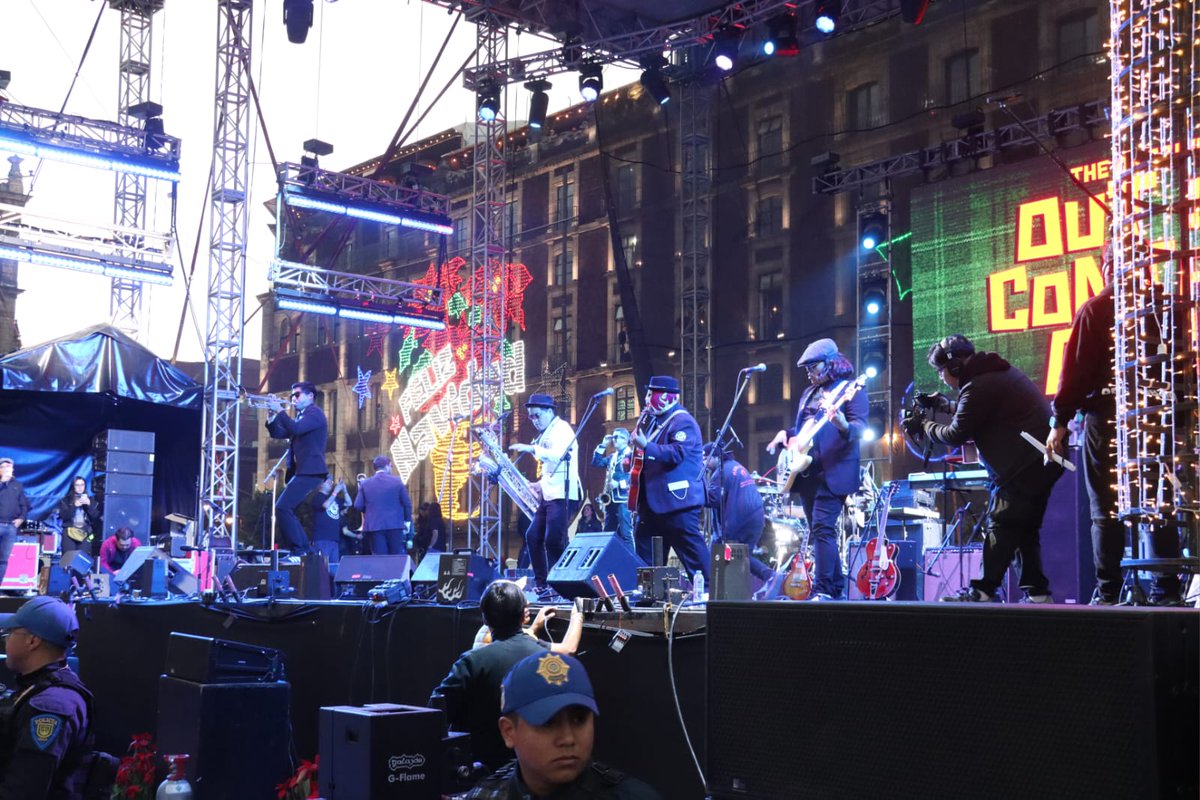 elsolde_mexico's tweet image. El #ska sigue sonando a todo volumen en el Zócalo de la CDMX, ahora es el turno de #OutofControlArmy te prender los ánimos. 

📷 Omar Flores I El Sol de México