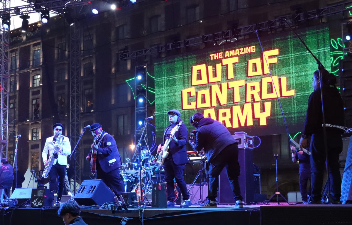 elsolde_mexico's tweet image. El #ska sigue sonando a todo volumen en el Zócalo de la CDMX, ahora es el turno de #OutofControlArmy te prender los ánimos. 

📷 Omar Flores I El Sol de México
