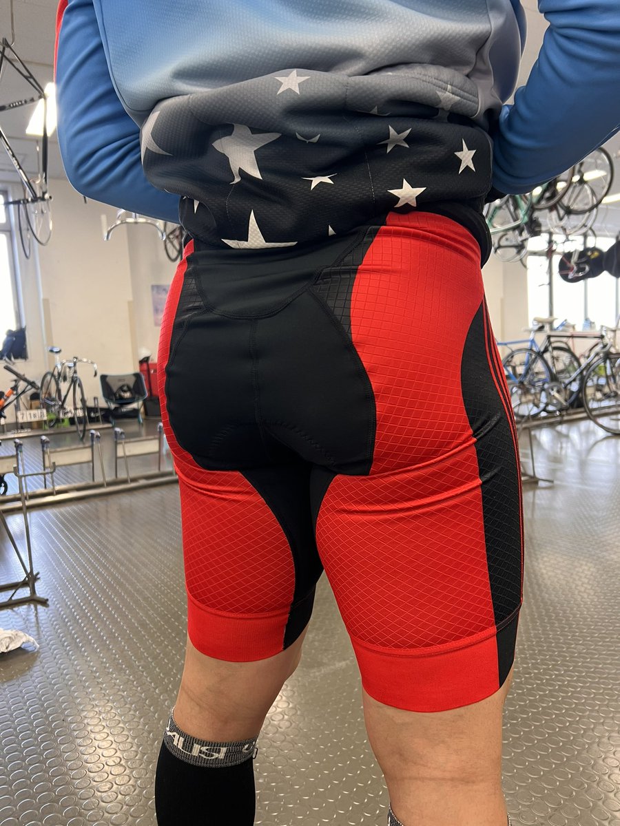 4580shiitake's tweet photo. 浩平、今朝も練習来てたよ
『年を越したら僕も０点ですから』って
さすがだよね👍
さっそくカレンダーにサインしてもらって、新しくなったSSパンツをマジマジ見せてもらいました。
（サイドライン以外全て真っ赤だったのが、サドルに当たる部分が黒くなった） https://t.co/Q4vjczKRB4