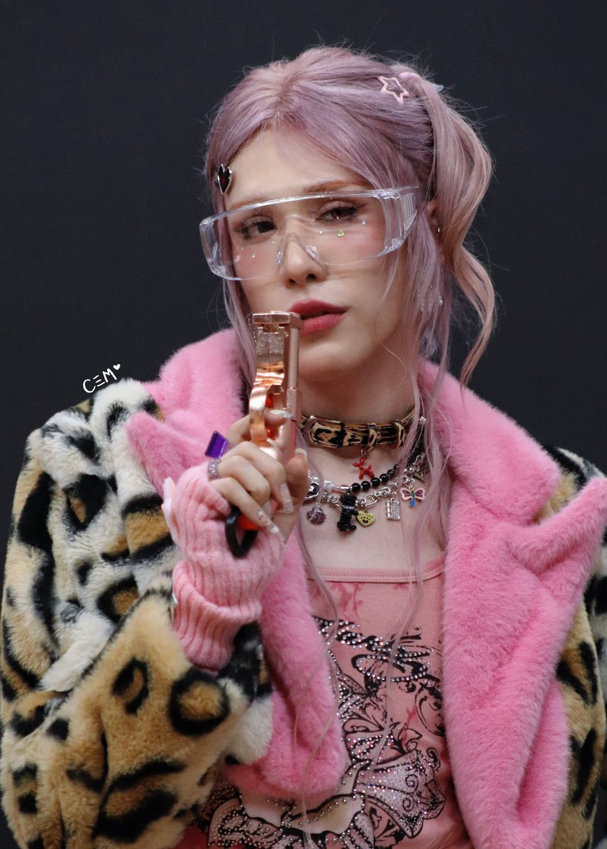 xlovletter's tweet image. 251206 

빵야~ 

#XLOV #엑스러브 #WUMUTI #우무티