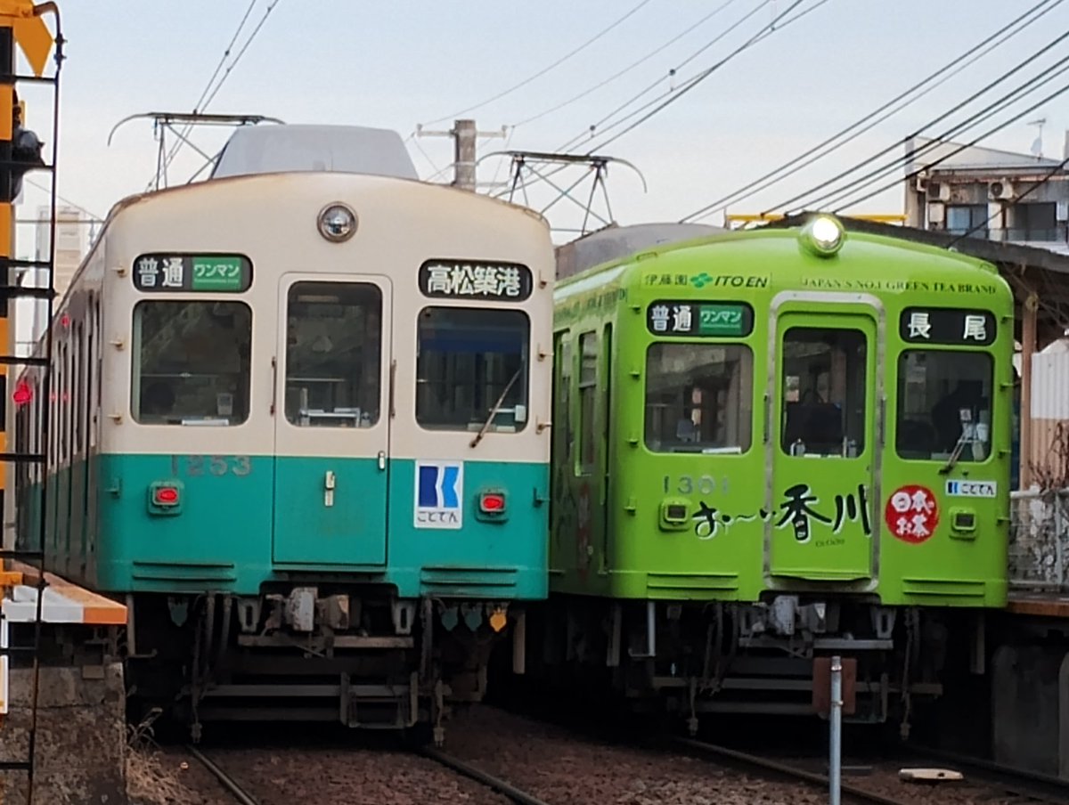 7:43高松築港発の2009Nは、1301×1302号でした。花園駅では1253編成の