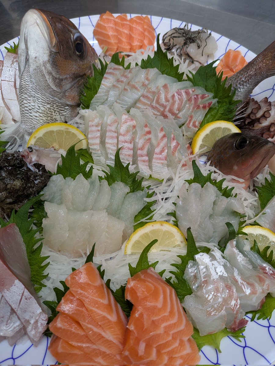 ryooken5ossan's tweet photo. 大晦日はビールでも飲んでノンビリしたいとこですが【折古の浜刺身盛合せ】注文をメッチャ頂いたので、バリバリ造りますYo😂👍
#因島　#折古の浜　#刺身盛合せ https://t.co/dMwXtMivoW