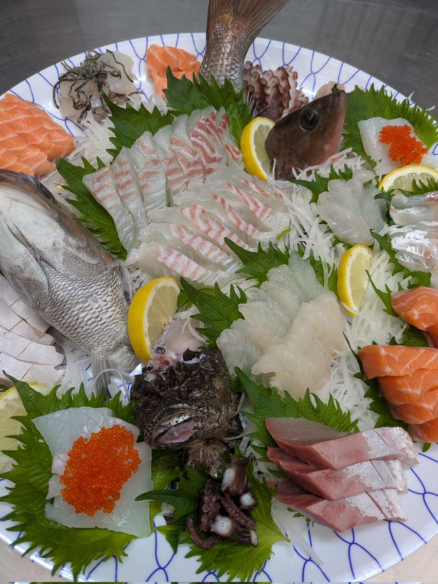 ryooken5ossan's tweet photo. 大晦日はビールでも飲んでノンビリしたいとこですが【折古の浜刺身盛合せ】注文をメッチャ頂いたので、バリバリ造りますYo😂👍
#因島　#折古の浜　#刺身盛合せ https://t.co/dMwXtMivoW