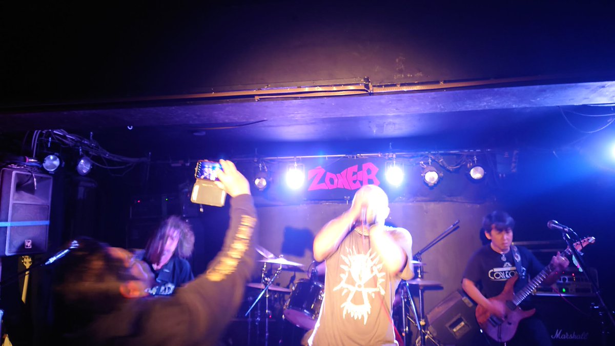 【AWAKED】昨夜の爆音列島@早稲田ZONE-B🔥ビール安くて最高。2025もおかげさまで生き残れました。来年3月は新作発表。お楽しみにね。それではよいお年を🎍