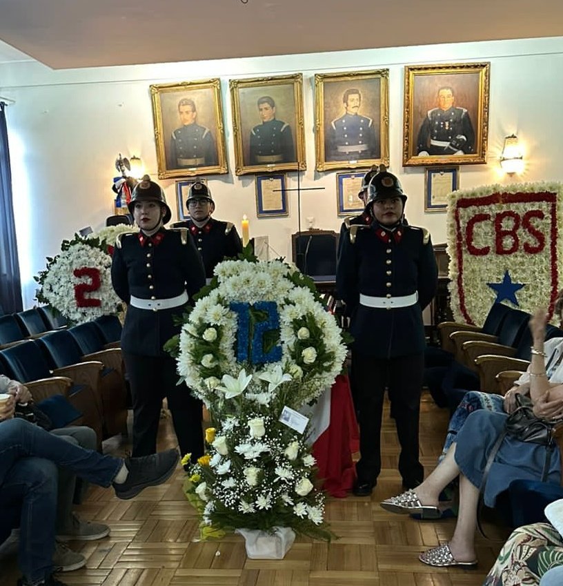 Bomba_Decima's tweet photo. Con esta guardia de honor de la Bomba España, despedimos al Voluntario Honorario de la @duodecimacbs12, don Alejandro Carvajal Tamayo (Q.E.P.D.) con premio por 20 años de servicios. Sin duda, un gran caballero. https://t.co/xujXcVCmug