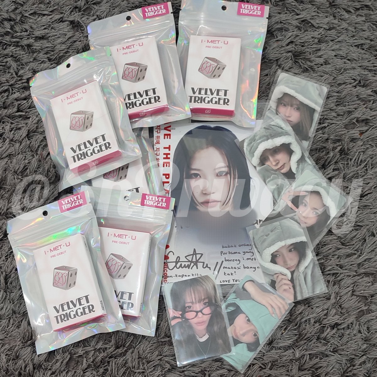 SnPrivacy's tweet photo. Akhirnya bisa ngobrol langsung sama Cleo, biasanyak cuma di TikTok Live.
Love the sign page from @MINIRECORD_SHOP
Can't wait for another content and songs from @official_IMETU
Thank you @DnA_warehouse sudah dibantu fansign

#I_MET_U #아이멧유
#CLEO #LEA #YERIN #KELLY https://t.co/bAL7e2282t