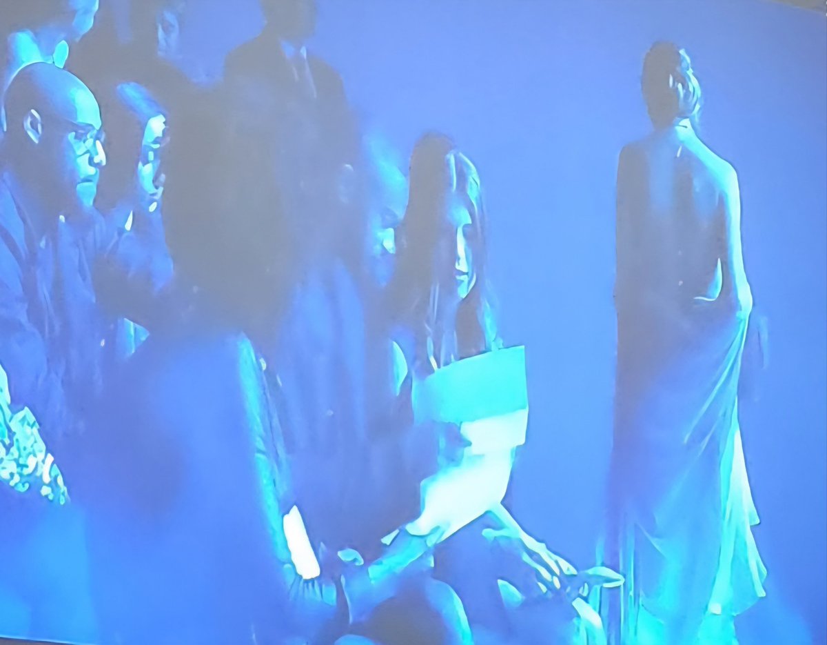 Lauralaura858's tweet image. Qué  tengáis un 2026 lleno de cosas buenas  ,con muchas razones para sonreír.
MUNDO 🌎
Feliz 2026 🥂