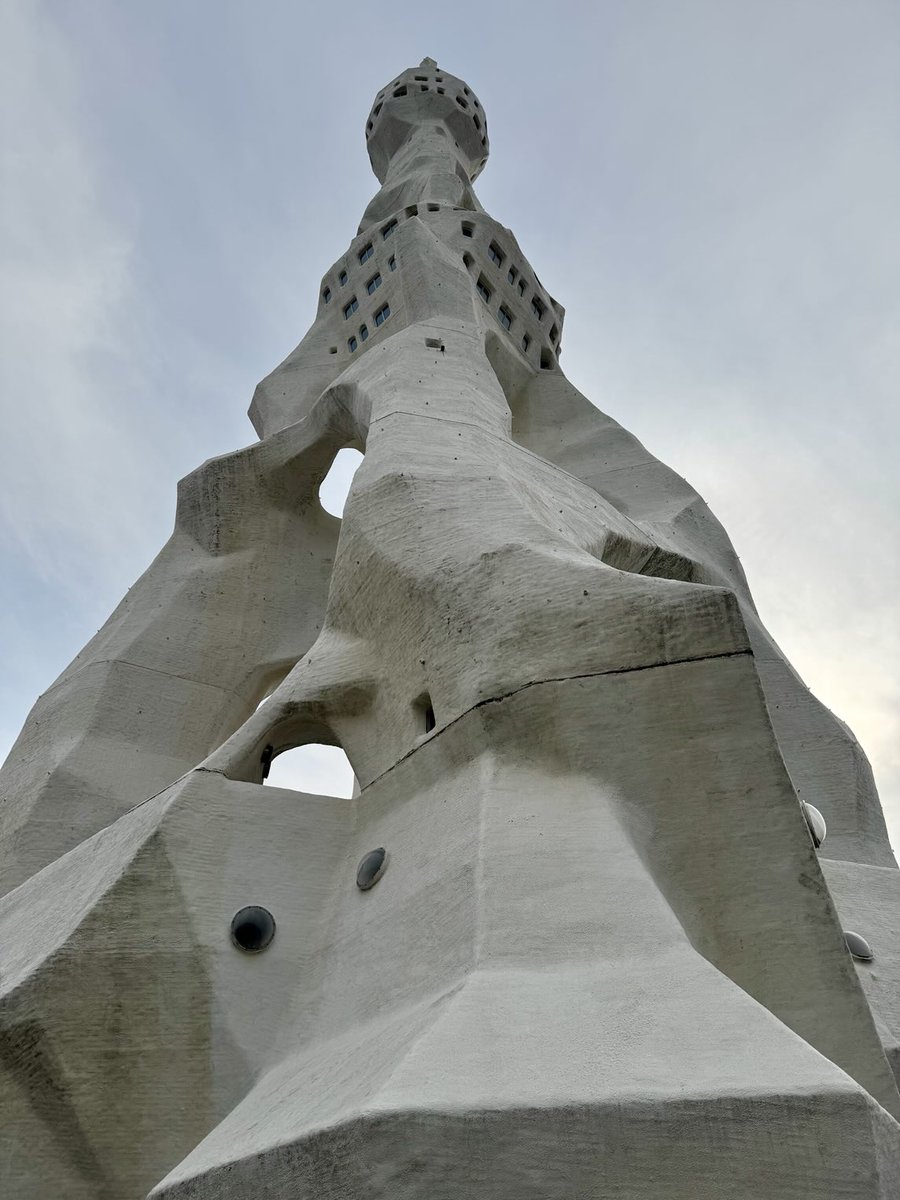 大阪の富田林市にある「大平和祈念塔」。 正式名称は“超宗派万国戦争