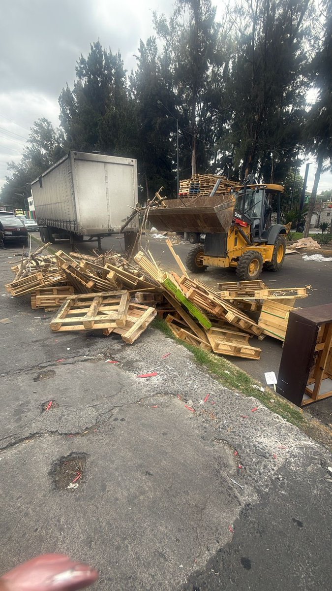 Seguimos recuperando el espacio público en San José Aculco.
Se retiraron tarimas que invadían la vía pública y que afectaban la movilidad de vecinas y vecinos. En esta acción se llenaron 17 vehículos entre volteos y camionetas.
Las calles son para caminar y transitar con