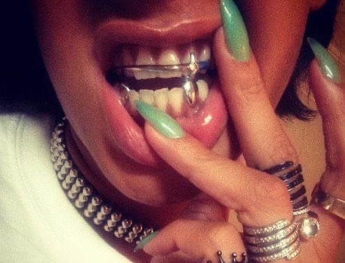 2000sphase's tweet photo. Rihanna’s Grills chefs kiss | $$$ https://t.co/PqY1s6U7aX