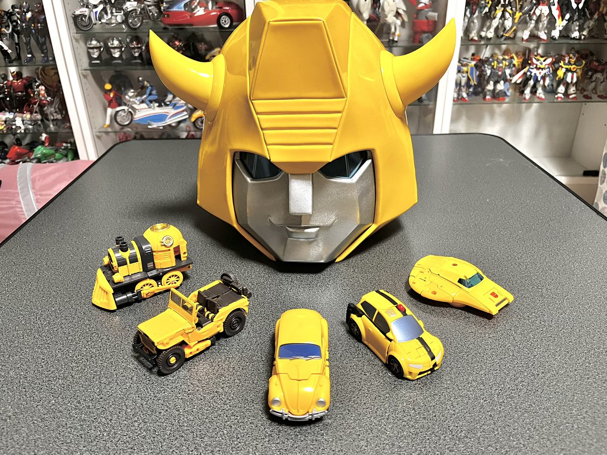 今年最後の開封の儀

エンディングでお馴染みセイバートロン星に居た頃のバンブル

ガワ変形と言えばそれまでだけど、このペッタンコ形状からちゃんといつものロボになるって、スゲー

胸がちゃんとボンネットになるのもポイント高し

ついでにお気に入りバンブル達