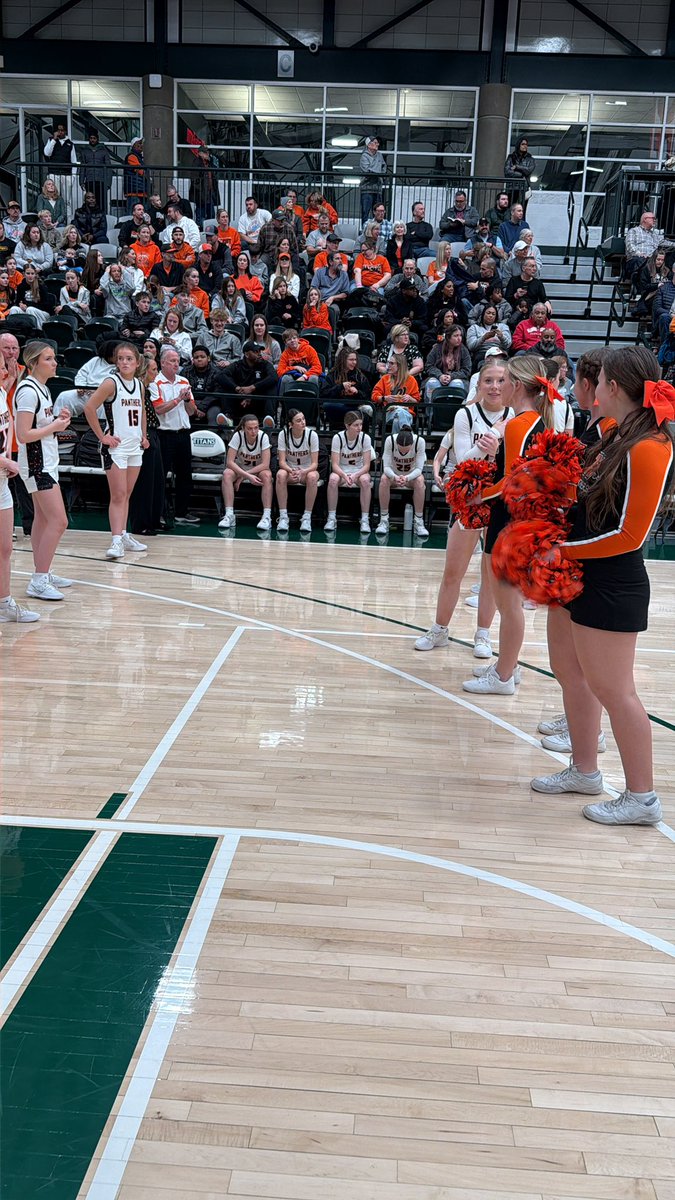 pmc3_83's tweet image. Battle of undefeated programs at the Large School Girls title game of the State Farm Holiday Classic.

Washington (14-0) takes on DePaul College Prep (15-0)