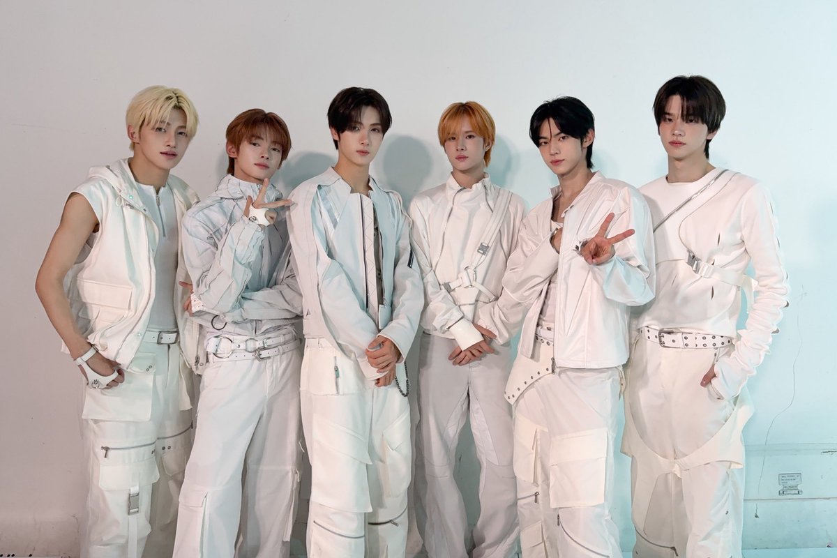 dohoonbliss's tweet image. 🪽TWS TODAY - DECEMBER 31🪽

📺 MBC Gayo Daejejeon
⏰ 8:50 PM (KST) 
🎤 TWS stage
🎤 07z special stage with #KYUNGMIN
🎤 #DOHOON, #YOUNGJAE, #JIHOON special unit stage 

🔗 skpb.live/?m=0#2025-mbc-…
🔗 aqstream.com/kor/mbc/MBC
🔗 kick.com/tmiza02
🔗 kick.com/purinzmedia
🔗…