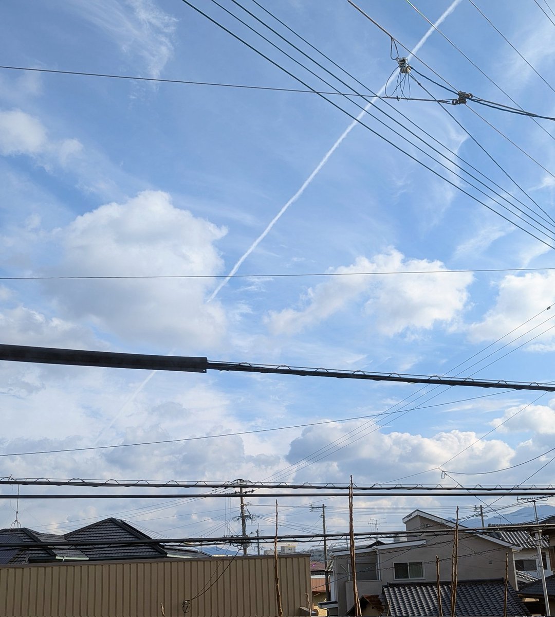 miiko024's tweet image. 何気なく窓の外を眺めてたら飛行機曇。すぐに膨らんで消えていった。
瞬間を切りとる。来年は頑張ろうかな!!