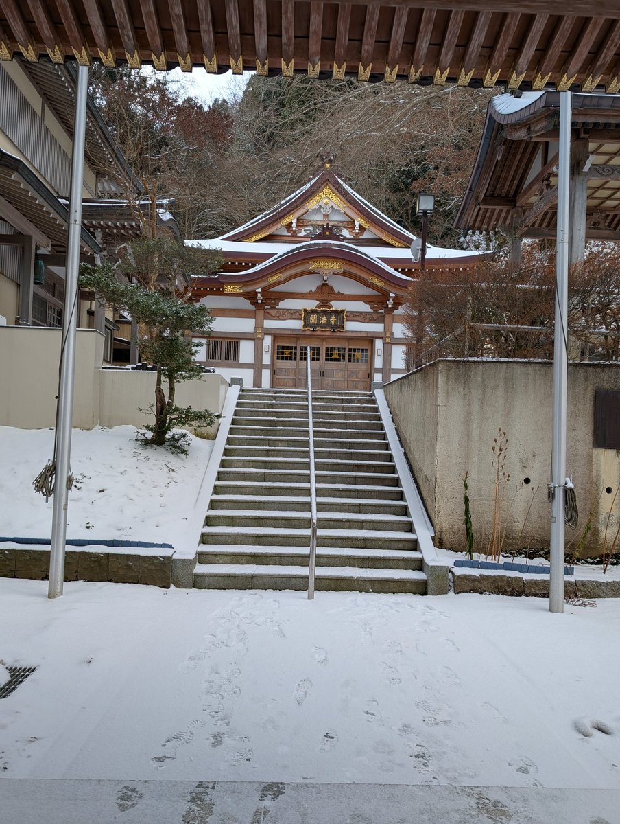 orion0224's tweet photo. 今年もなんとかやりきりました✨
これから寒波（大雪）らしいから撤収💨
1人で年越し2年目🥹
全然さみしくないぞ!
＃聞法寺
＃1人年越し
＃元旦出勤初日 https://t.co/1PiCkWfPS9