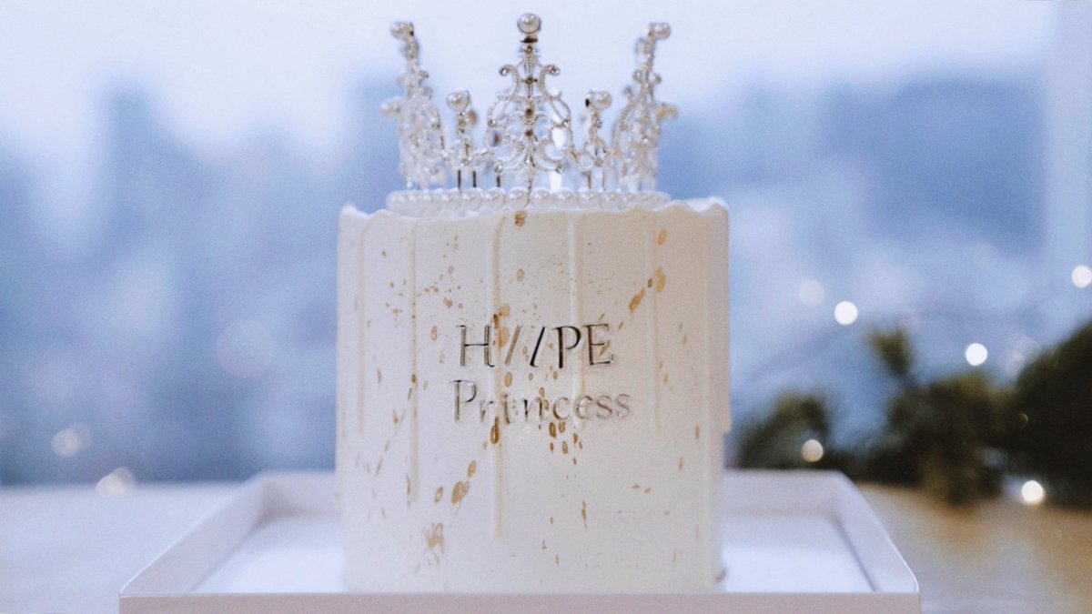 H//PE Prologue 🎬

2025.12.31. 18:00 (KST)

#HIIPE_Princess #하입프린세스 #ハイププリンセス #HIIPE_P #하이피 #ハイピー #KOKO #YUNSEOYOUNG #NAMYUJU #KIMDOYI #RINO #NIKO #KIMSUJIN