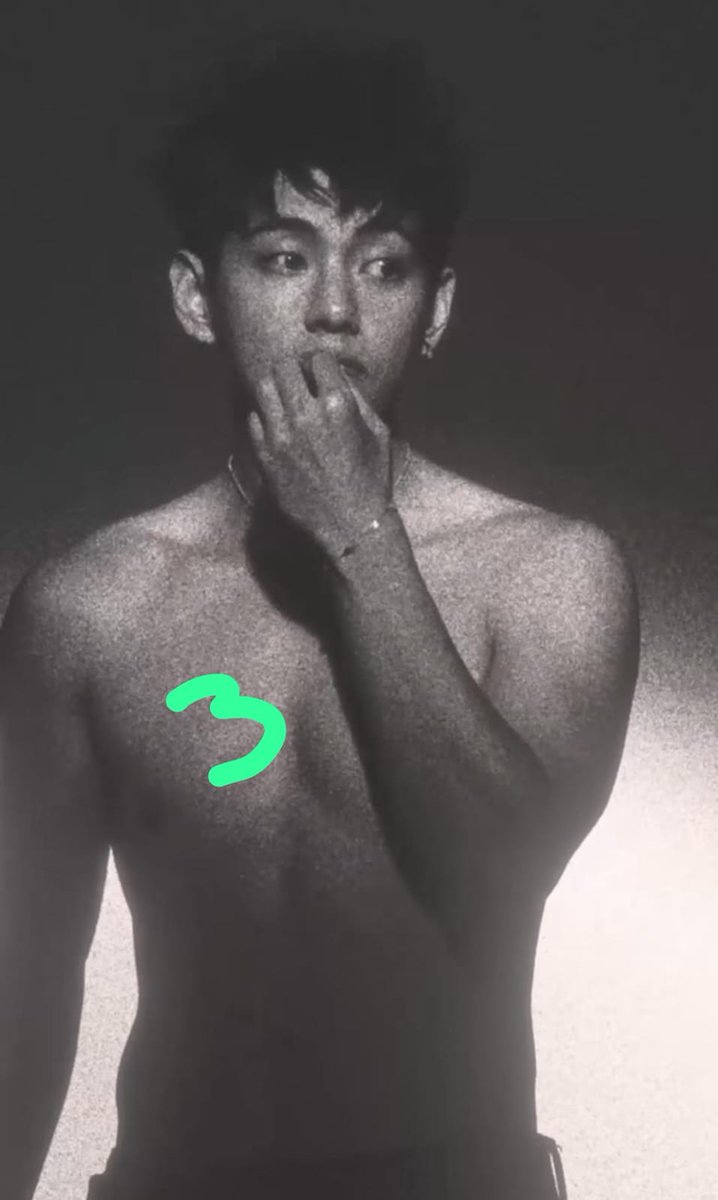 TaeStreamCol's tweet image. 3 reasons to buy Taehyung’s photobook:
1️⃣ The belly button
2️⃣ The pecs
3️⃣ The abs
#TYPE_非