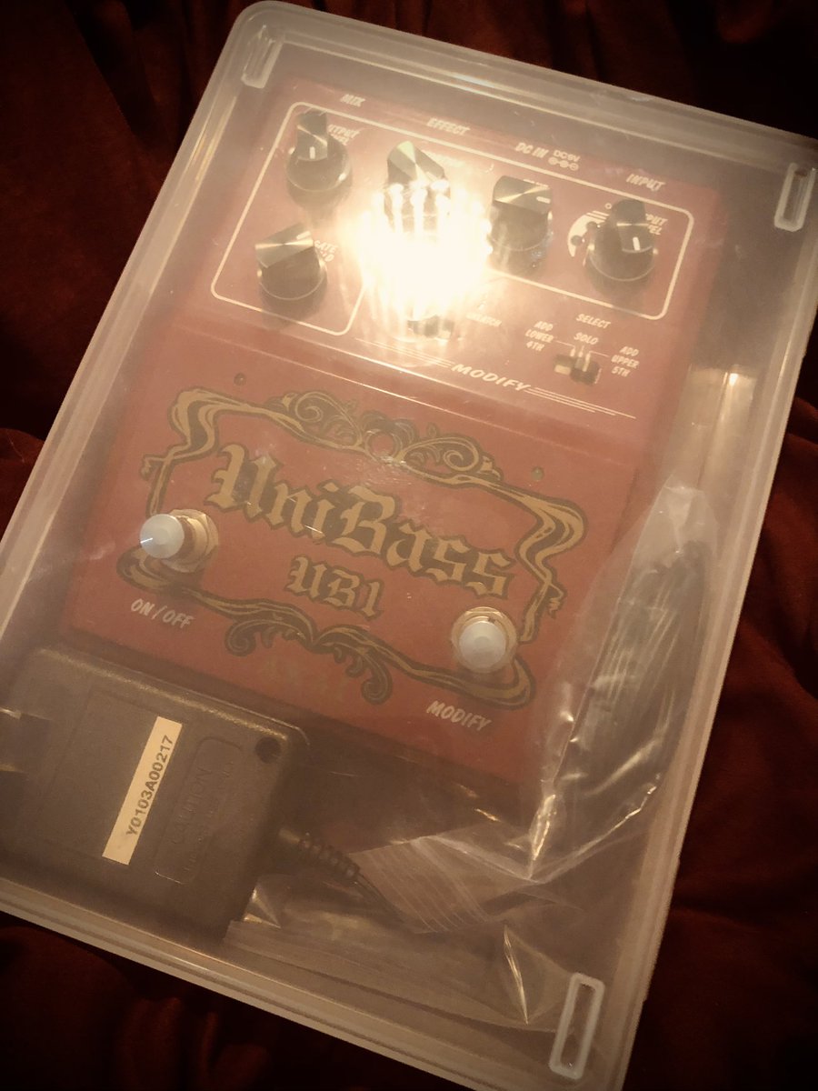 yamato_bassist's tweet photo. AKAI UNIBASS UB1を HATAのT字ノブに換装。そして、シンデレラフィットまではいかないけど、SHIKIRI  0へアダプタと一緒に収納した時のこの収まり感が（若干蓋が浮くけどw）ちょっと嬉しい。#HATA #AKAI #UNIBASS #UB1 https://t.co/b5Txh9sDPQ
