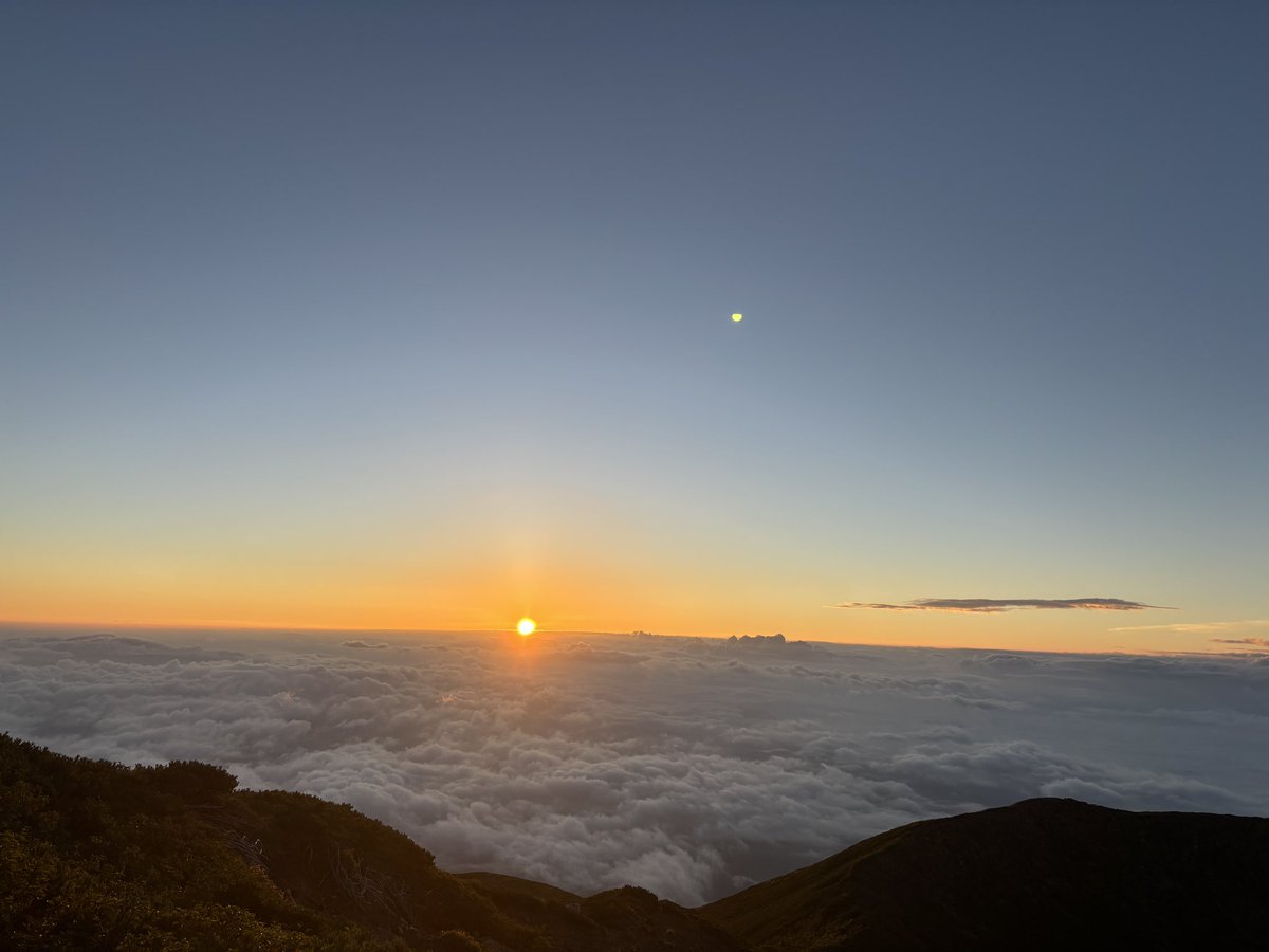 tosh1102's tweet photo. @zip_brunch #ぶらすた
 今年スタートしたことは登山です。登山自体が初ではないのですが、登山靴を買って、リュックを買ってと本格的に道具を揃えたのは初めて、山小屋泊も初でした。キツイけど景色や飯、ビールやコーヒーなど、下界では味わえない素晴らしいものでした。あと新Apple Watch持参で。 https://t.co/TMAwtqbZto
