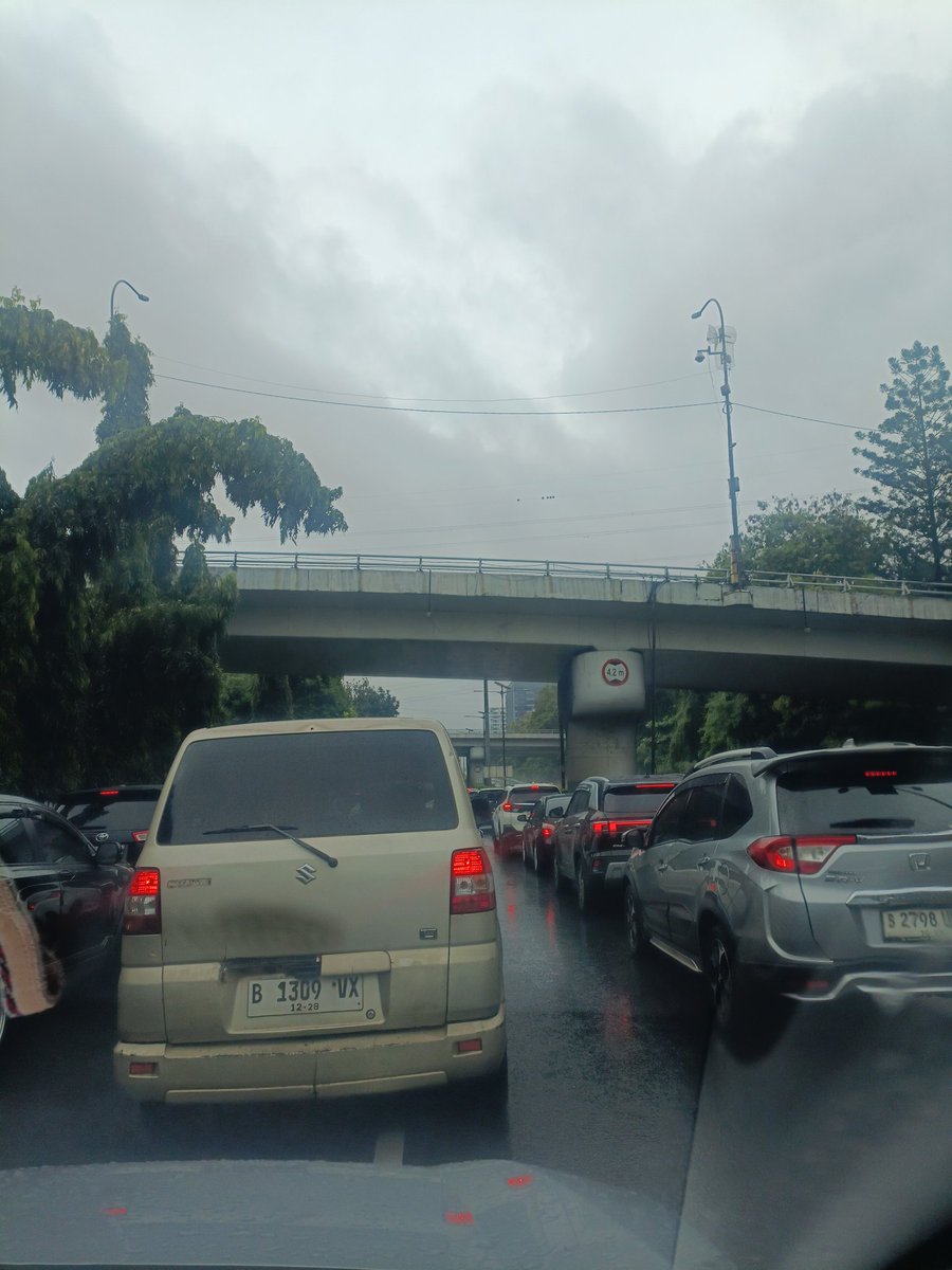adhepedrosa's tweet photo. @PTJASAMARGA ini apaa2n si, knp gak buka oneway, emank ini hari libur pake gak dibuka itu jalur. @TMCPoldaMetro https://t.co/8siytRixM8